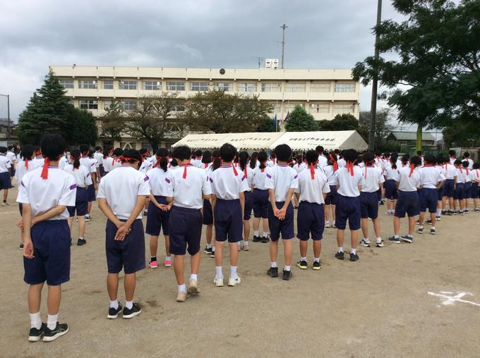 国旗・市旗・校旗降納