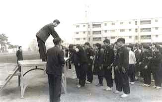 昭和37年 秋　外で生徒会役員改選の写真1