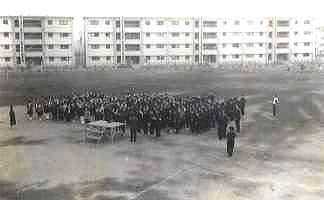 昭和37年 秋　外で生徒会役員改選の写真2