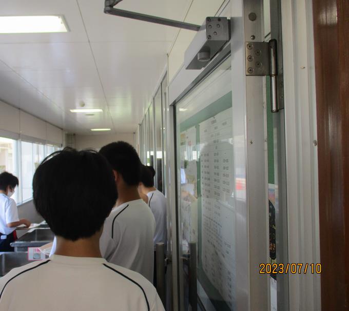 給食のお替り開始｜学校サイト
