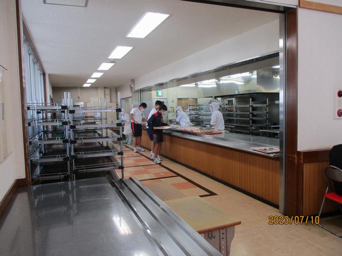 給食のお替り開始｜学校サイト