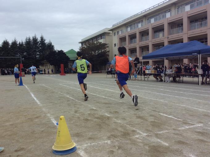 3年生学級対抗リレーの様子