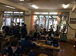 休み時間になっても…集中しています