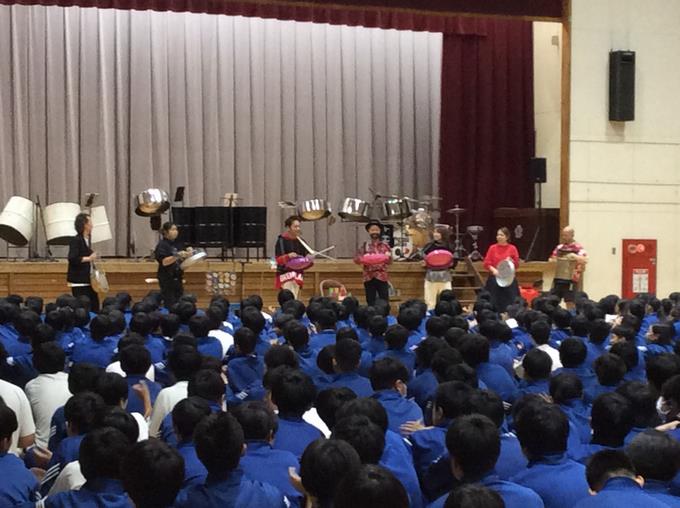 にぎやかに登場