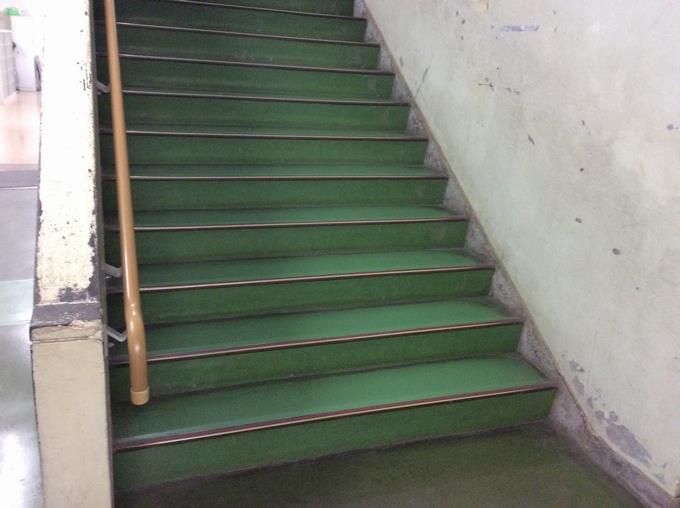 清掃後の階段、とてもきれいです