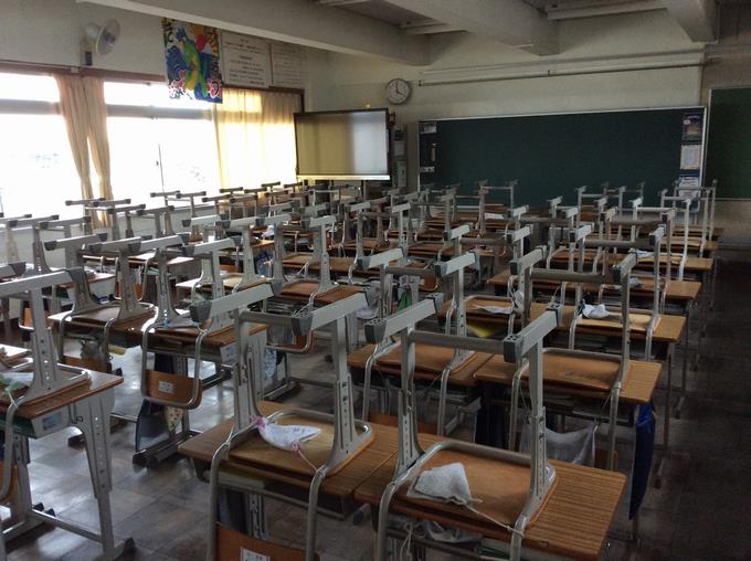 清掃後、整然と並んだ机