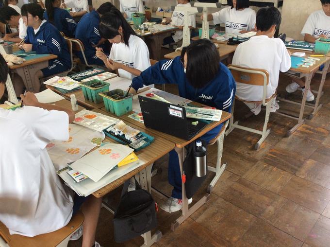 手元を見て集中して
