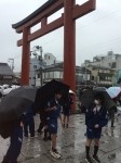 小雨が降る中、出発