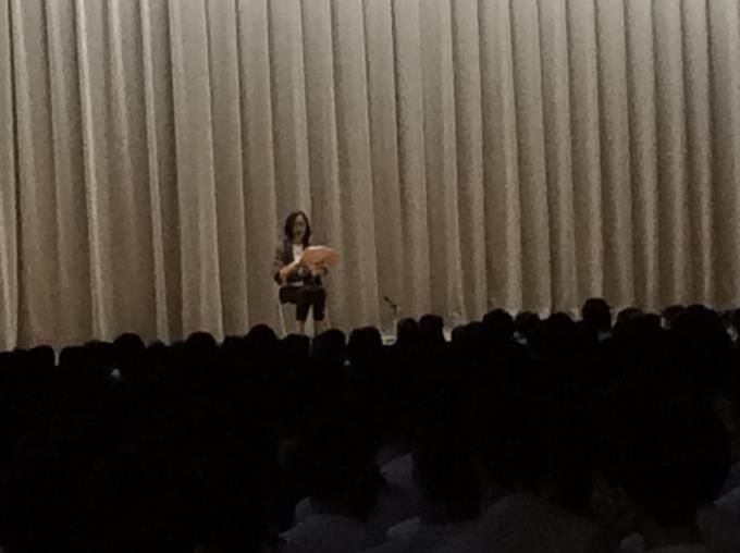 朗読の様子。ステージに一人