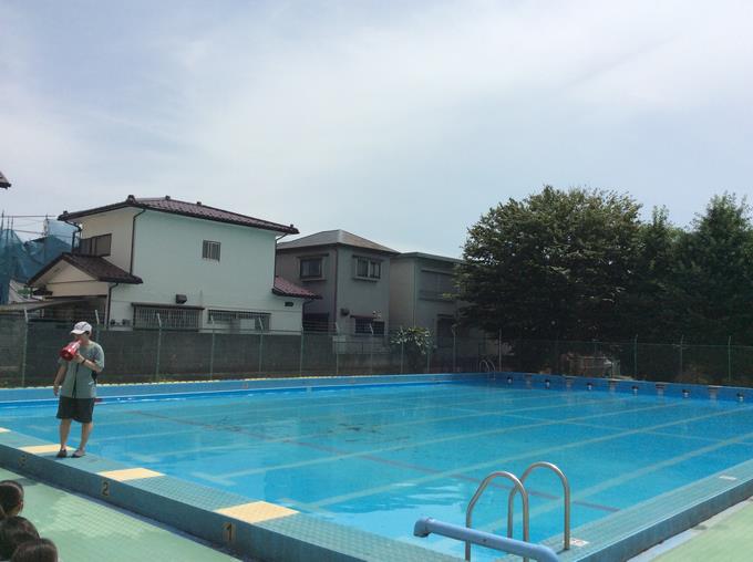 日差しが輝くプールサイド