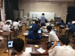 仲間同士で教え合いながら