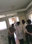 教室内をそっと見て