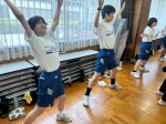 大きく手を広げて