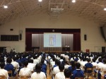 皆の前で堂々と