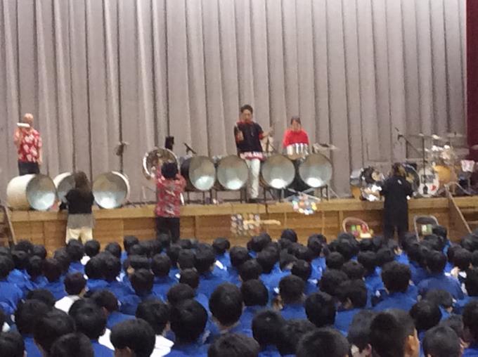 手元を見せながらの演奏