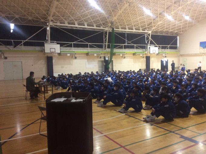 真剣に耳を傾ける