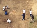 中庭で談笑しながら