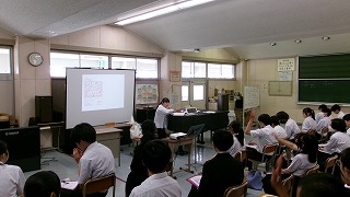 526
