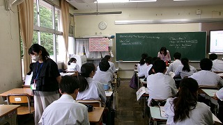 527