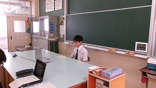618