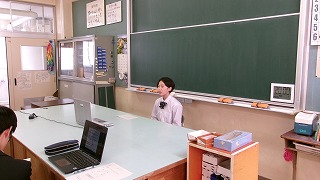 618
