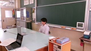 618