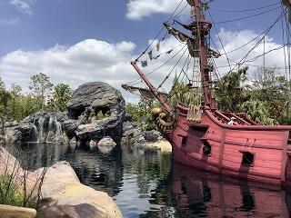 ドクロ岩と海賊船