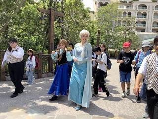 アナとエルサ