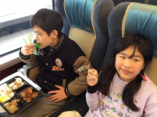 ロマンスカーで食べるお弁当　　おいしいね！