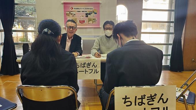 説明を聞き、メモをとっている様子