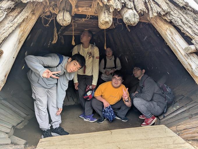 三内丸山遺跡の竪穴式住居に入りました