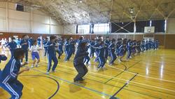 基本的な動作をつなげて短いダンスに