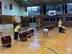 基本的な動作をつなげて短いダンスに