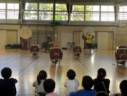 基本的な動作をつなげて短いダンスに