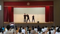 音に合わせて体を動かす体験