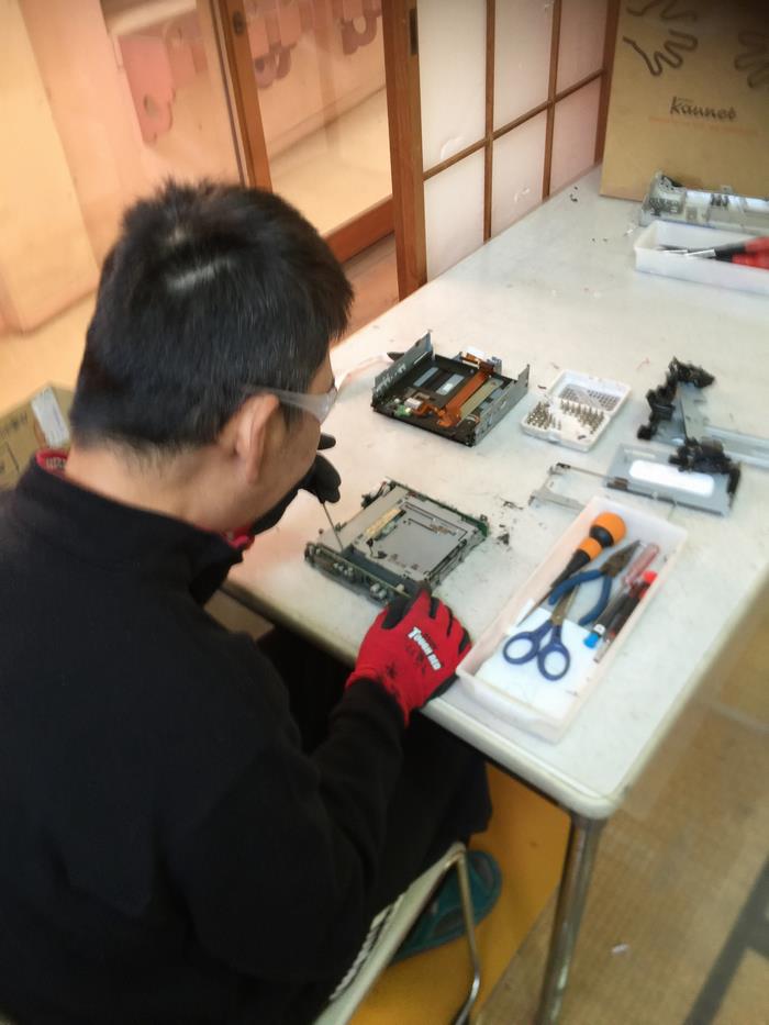 小型家電解体作業