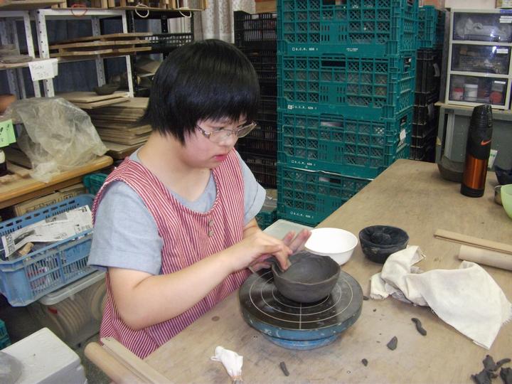 陶器の成形作業