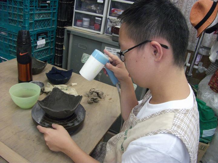 陶器の乾燥作業