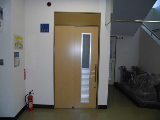 オストメイト対応トイレ入口(八木が谷公民館)