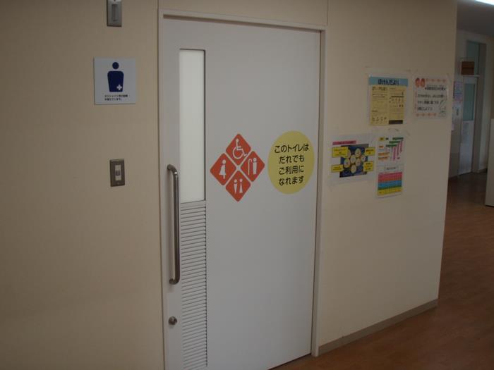 オストメイト対応トイレ入口(塚田南小学校)