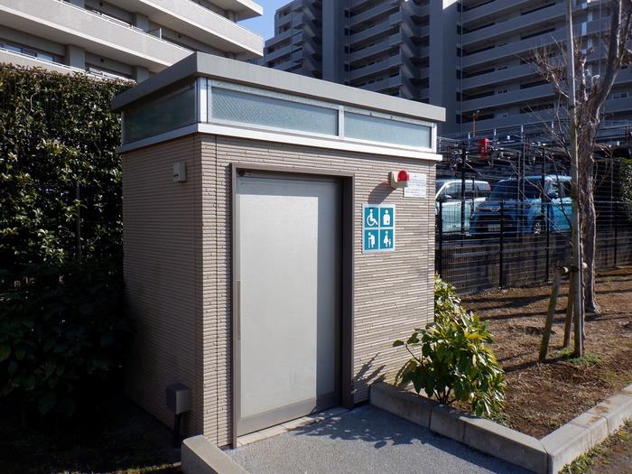 オストメイト対応トイレ入口（夏見台2丁目ひまわり公園）