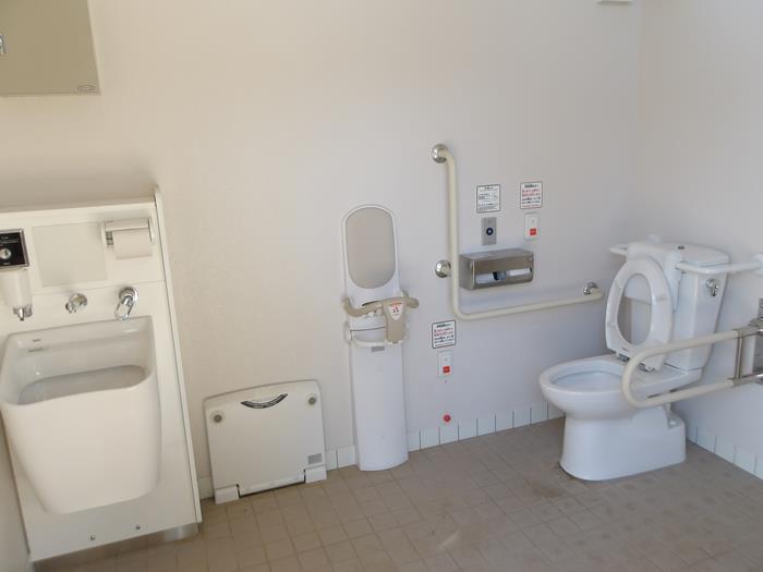 オストメイト対応トイレ内(古和釜公園)