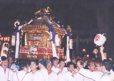 二宮神社のおみこしの様子