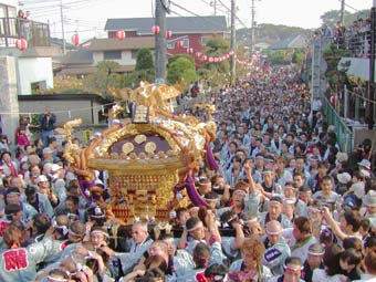 おみこしに続く人たちで道路は大行列