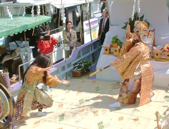 山の神、鐘馗（しょうき）が青鬼とたたかいます。