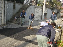 道路を直す市役所職員