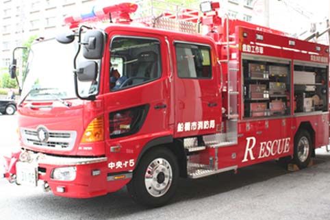 工作車の斜め前の写真