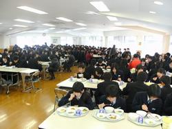 二宮中学校の給食風景1