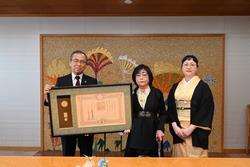北井小夜子氏黄綬褒章市長表敬1