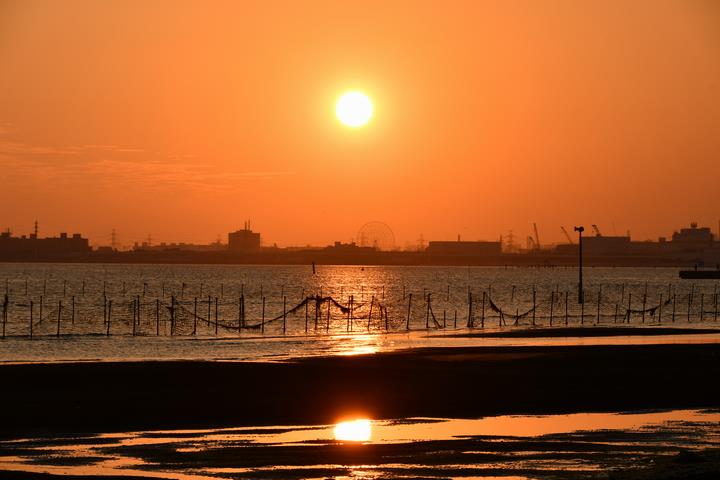 黄昏時には、浦安方面を背景にして夕陽を撮影できます。